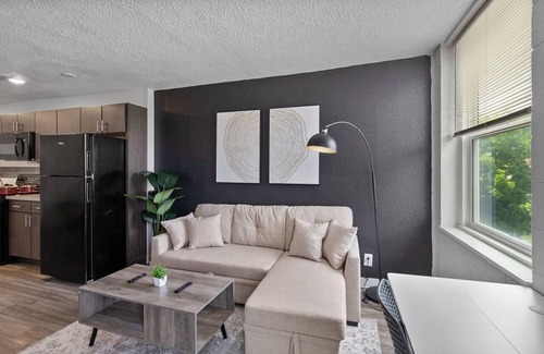 Corryville Apartment | Upscale 2 Bed Suite — Mins to Downtown Cincinnati!