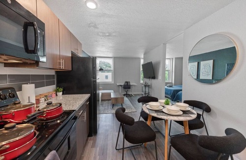 Corryville Apartment | Upscale 2 Bed Suite — Mins to Downtown Cincinnati!