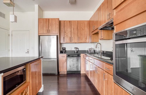 Cambridge Apartment | Upscale 2B w/W/D. Lots of amentities; Gym, Theatre, Pool. by Blueground