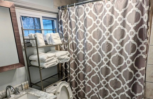 Oxford Apartment | Upscale 2nd Floor Studio in Downtown Oxford