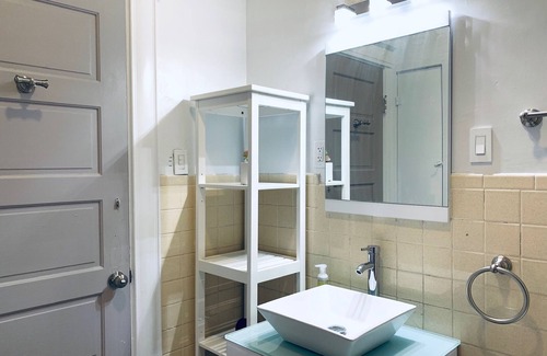 CUF House | Upscale 3 BR near UC, DAAP, CCM, Hospital and Zoo w/Parking and Laundry, 2FL