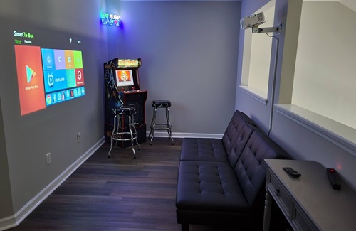 Martinez House | Upscale 3 br townhouse with game room