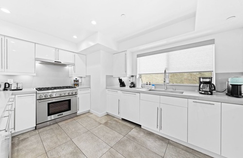 Wilshire Montana Apartment | Upscale 3 Level Condo Santa Monica Gem Must See