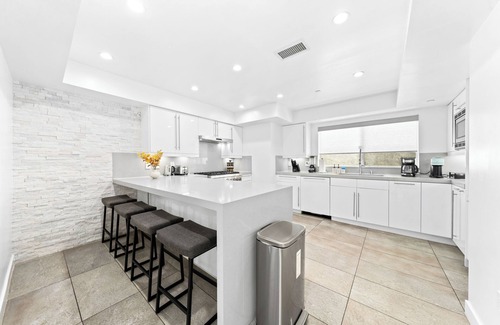 Wilshire Montana Apartment | Upscale 3 Level Condo Santa Monica Gem Must See