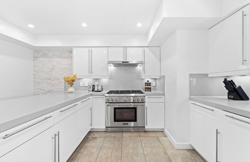 Wilshire Montana Apartment | Upscale 3 Level Condo Santa Monica Gem Must See