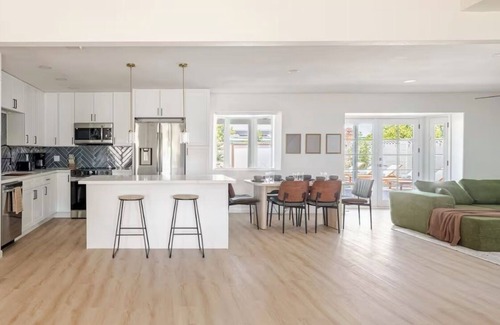 New Papago Parkway House | Upscale 4-Bed Cozy Retreat with Hot tub, Pool & Outdoor theatre