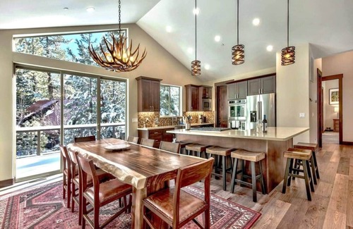 Tahoe Paradise House | Upscale Air Conditioned South Lake Tahoe Retreat
