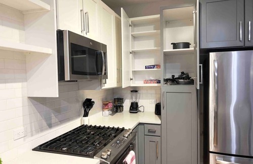 Charlotte Apartment | Upscale & Airy 2 Bed Suite—In Waverly!