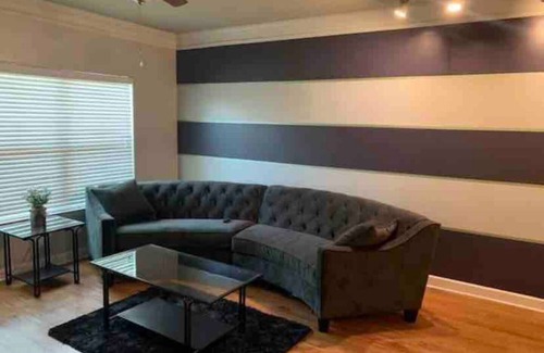 Underwood Hills House | Upscale apt. in Central downtown location