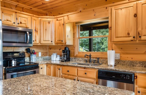 Murphy House | Upscale Cabin with Mountain Views - Pet Friendly!