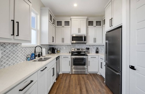 West Dallas House | Upscale Dallas Retreat: By Trinity Groves&Downtown