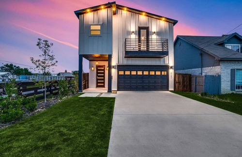 West Dallas House | Upscale Dallas Retreat: By Trinity Groves&Downtown