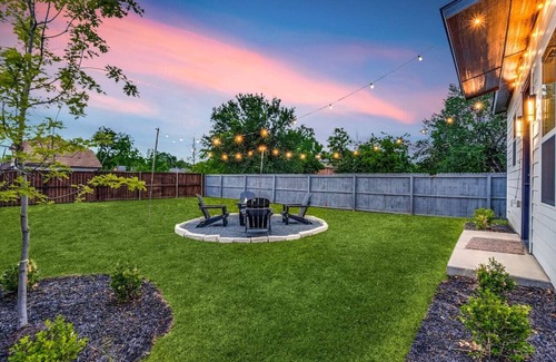 West Dallas House | Upscale Dallas Retreat: By Trinity Groves&Downtown