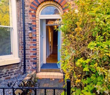Liverpool Apartment | Upscale Family Home Beautiful Setting
