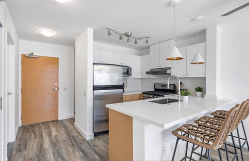 Lower Lonsdale Apartment | Upscale Flat in Lonsdale
