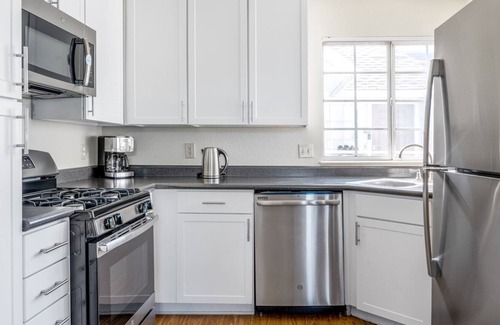 Foster City Apartment | Upscale Foster City 2BR w/ W/D, Gym, Pool, 1 mi. to shops, by Blueground
