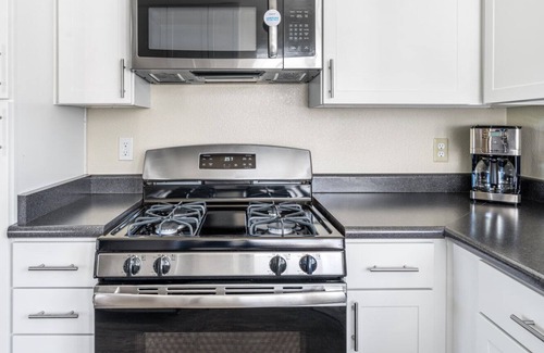 Foster City Apartment | Upscale Foster City 2BR w/ W/D, Gym, Pool, 1 mi. to shops, by Blueground