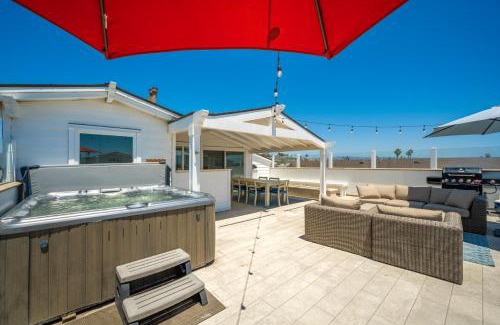 Santa Ana Heights House | Upscale Home with Rooftop Deck, Jacuzzi, & Firepit