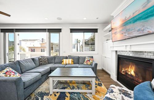 Santa Ana Heights House | Upscale Home with Rooftop Deck, Jacuzzi, & Firepit