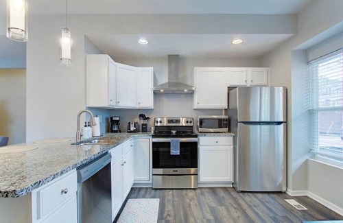 Cleveland Apartment | Upscale Little Italy Two Bedroom w/Private Drive