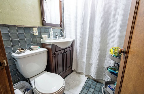 Bay View Apartment | Upscale Lower Steps From Lake Michigan! lower NY
