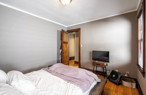 Bay View Apartment | Upscale Lower Steps From Lake Michigan! lower NY