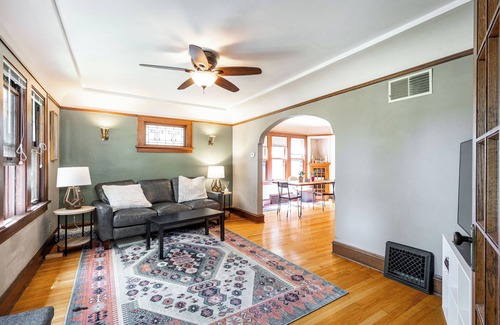Bay View Apartment | Upscale Lower Steps From Lake Michigan! lower NY