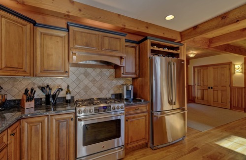 Mount Sunapee Ski Chalet | Upscale luxury 5 Bedroom Sunapee retreat 3 min from Lake and Mountain + Jacuzzi