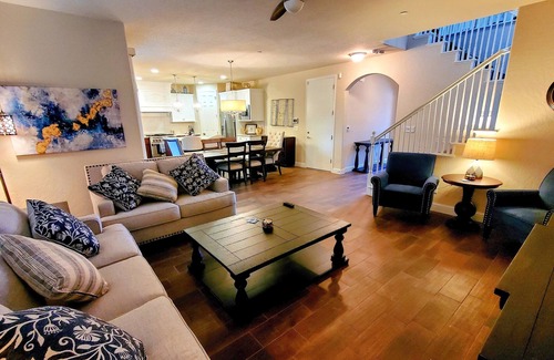 Raisin House | Upscale Modern Home★ King Bed★ Garage Parking★ Sanitized★ Long Stays