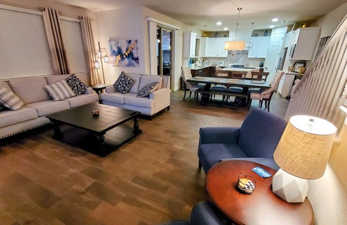 Raisin House | Upscale Modern Home★ King Bed★ Garage Parking★ Sanitized★ Long Stays