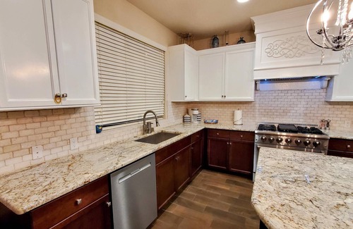 Raisin House | Upscale Modern Home★ King Bed★ Garage Parking★ Sanitized★ Long Stays