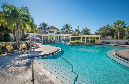 Southside Apartment | Upscale Modern Resort-style Retreat Great Location