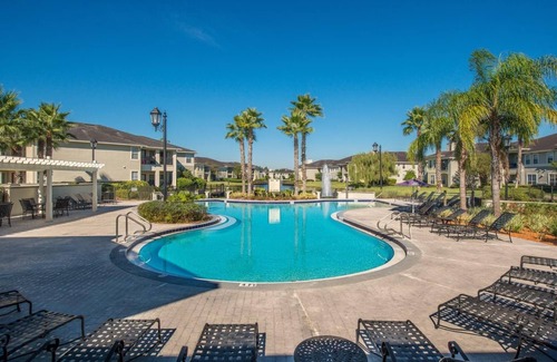 Southside Apartment | Upscale Modern Resort-style Retreat Great Location