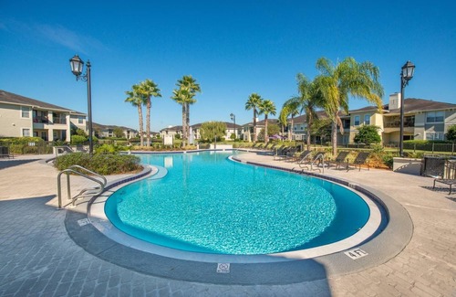 Southside Apartment | Upscale Modern Resort-style Retreat Great Location