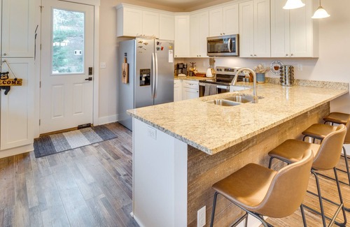 Vein Mountain House | Upscale Rutherfordton Vacation Rental with Hot Tub