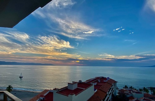 Lazaro Cardenas Condo | Upscale spacious condo with spectacular views of the Bay of Banderas