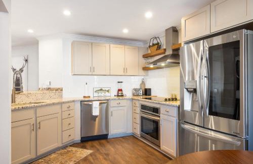 Table Rock Apartment | Upscale Step-Free Branson Getaway Resort Perks!