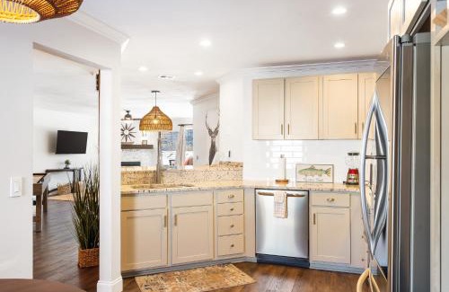 Table Rock Apartment | Upscale Step-Free Branson Getaway Resort Perks!