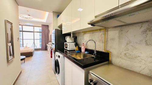 Business Bay House | Upscale Studio Apartment Palm View with Big Balcony Free Parking by Belvilla