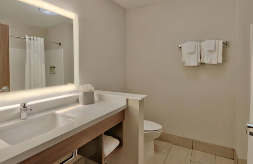 Northeast Heights House | Upscale & Stylish Room! for Groups & Families