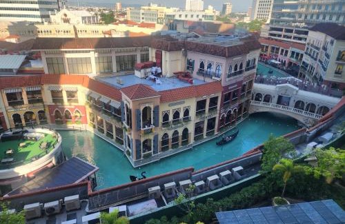 Pinagsama Apartment | Upscale Stylish Suite Near BGC and View of Venice Grand Canal Mall