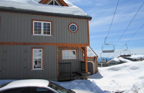 Big White Ski Resort House | Upscale Townhouse At Village Center With Ski In/Out Access.