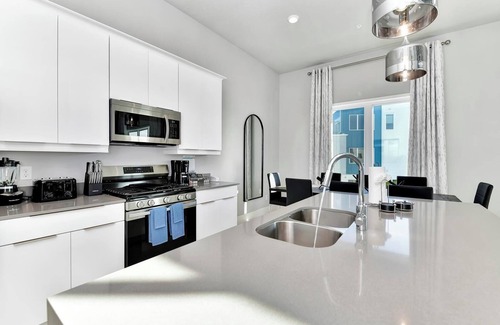 Reunion Hotel | Upscale Two Story Condo near Disney with Resort & Waterpark Access - B18-229