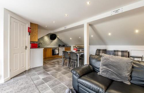 Newark upon Trent House | UPSIDE DOWN HOUSE - Sleeps up to 6 Guests - Great for Family and Friends Gatherings,Corporate events ,Near Sherwood Forest at Fairview Farm in Nottingham set in 88 acres