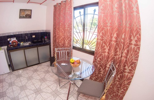 El Cerro Apartment | UPSTAIRS 1 BR APARTMENT. GREAT LOCATION/AC . WiFi.KITCHEN
