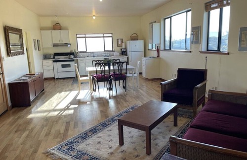 Hopland House | Upstairs Apartment on Nature Retreat