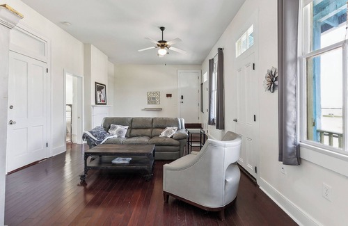 Faubourg Lafayette Apartment | Upstairs at Eric's. 3 room 1 bath.