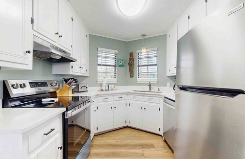 Surf Side Shores House | Upstairs duplex near the beach with deck, outdoor shower, W/D, streaming, & AC