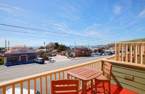 Cayucos Apartment | Upstairs Ocean view Cal King Suite