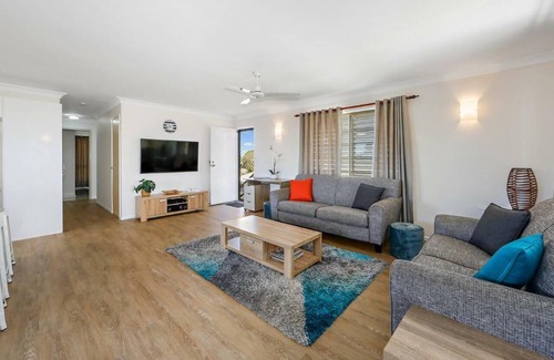 Scarness House | Upstairs Villa minutes to the beach
